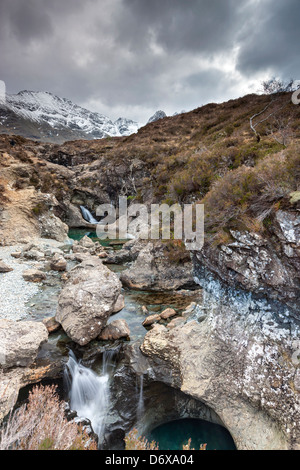 Die Cuillin Hills aus neben Allt Kokosfasern einen Mhadhaidh auf die Fee Pools gehen, Glen Brittle, Isle Of Skye, Schottland Stockfoto