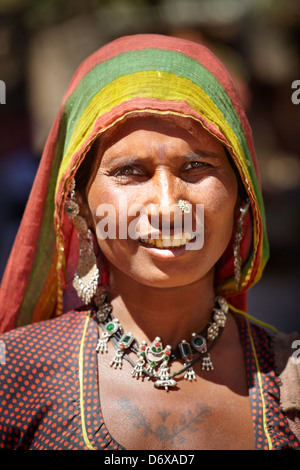 Porträt von traditionell gekleideten Rajasthani Indi Frau, Pushkar, Rajasthan, Indien Stockfoto