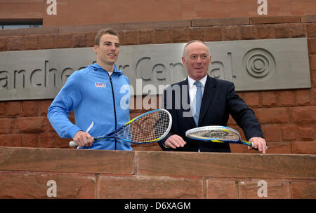 Manchester, UK. 24. April 2013. Nick Matthew, zweimal Weltmeister, dreimal British-Open-Sieger und fünfmal British National Champion und Sir Richard Leese, Führer von Manchester City Council Pose vor der Pressekonferenz für die PSA Squash Weltmeisterschaft in Manchester vom 26. Oktober bis 3. November stattfinden 2013.Credit:John Friteuse/Alamy Live News Stockfoto