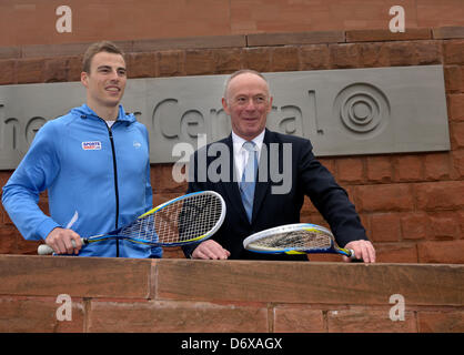 Manchester, UK. 24. April 2013. Nick Matthew, zweimal Weltmeister, dreimal British-Open-Sieger und fünfmal British National Champion und Sir Richard Leese, Führer von Manchester City Council Pose vor der Pressekonferenz für die PSA Squash Weltmeisterschaft in Manchester vom 26. Oktober bis 3. November stattfinden 2013.Credit:John Friteuse/Alamy Live News Stockfoto