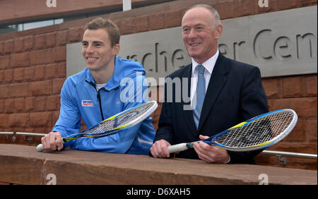 Manchester, UK. 24. April 2013. Nick Matthew, zweimal Weltmeister, dreimal British-Open-Sieger und fünfmal British National Champion und Sir Richard Leese, Führer von Manchester City Council Pose vor der Pressekonferenz für die PSA Squash Weltmeisterschaft in Manchester vom 26. Oktober bis 3. November stattfinden 2013.Credit:John Friteuse/Alamy Live News Stockfoto