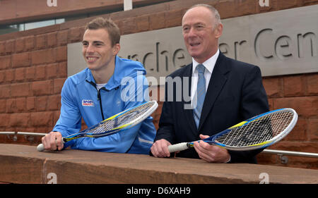 Manchester, UK. 24. April 2013. Nick Matthew, zweimal Weltmeister, dreimal British-Open-Sieger und fünfmal British National Champion und Sir Richard Leese, Führer von Manchester City Council Pose vor der Pressekonferenz für die PSA Squash Weltmeisterschaft in Manchester vom 26. Oktober bis 3. November 2013 stattfinden. Manchester, UK 24-04-2013Credit:John Friteuse/Alamy Live-Nachrichten Stockfoto