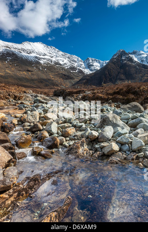 Die Cuillin Hills aus neben Allt Kokosfasern einen Mhadhaidh auf die Fee Pools gehen, Glen Brittle, Isle Of Skye, Schottland Stockfoto