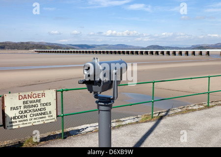 Anzeigen von Teleskop und Warnschild mit dem Kent-Viadukt hinter gesehen von Arnside Pier, Arnside Cumbria UK Stockfoto