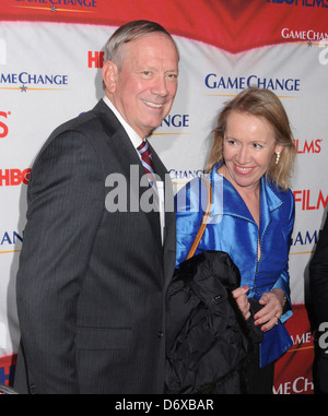 Gouverneur George Pataki, LIbby Pataki New Yorker Premiere von "Change Game" im Ziegfeld Theatre - Ankunft New York City, USA- Stockfoto