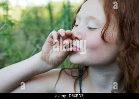 9 Jahre altes Mädchen, die kleine Kröte küssen Stockfoto