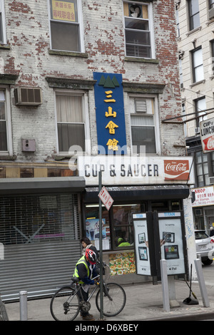 Die klassische Tasse & Untertasse Diner an der Canal Street auf der Lower East Side ist seit Jahrzehnten das gleiche. NEW YORK CITY Stockfoto