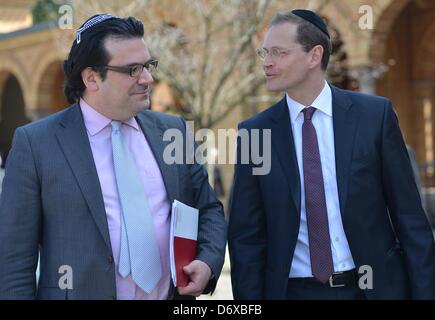 Besuchen Sie Berlins Senatorin für Stadtentwicklung Michael Mueller (R) und dem Vorsitzenden der jüdischen Gemeinde zu Berlin, Gideon Joffe, die Sanierungsarbeiten auf dem Weissensee jüdischen Friedhof in Berlin, Deutschland, 24. April 2013. Ein großer Teil der Umfassungsmauer des Friedhofs wurde restauriert. Der Friedhof, der den größten jüdischen Friedhof noch in Betrieb in Europa gilt, ist auf einer Liste von Kandidaten als Weltkulturerbe von der UNDESCO registriert werden. Foto: Britta Pedersen Stockfoto