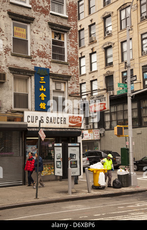 Die klassische Tasse & Untertasse Diner an der Canal Street auf der Lower East Side ist seit Jahrzehnten das gleiche. NEW YORK CITY Stockfoto