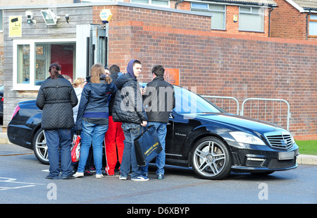 Stewart Downing Liverpool FC Fußballspieler verlassen ihre Ausbildung in ihre auffällige Autos Liverpool, England - 07.03.12 gemahlen Stockfoto