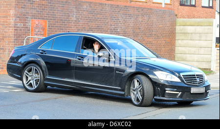 Stewart Downing Liverpool FC Fußballspieler verlassen ihre Ausbildung in ihre auffällige Autos Liverpool, England - 07.03.12 gemahlen Stockfoto