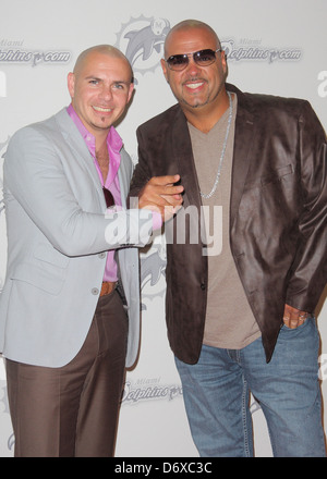 Pitbull der Miami Dolphins Vs The New England Patriots NFL Monday Night Football Spiel im Sun Life Stadium - Ankünfte Miami, Stockfoto