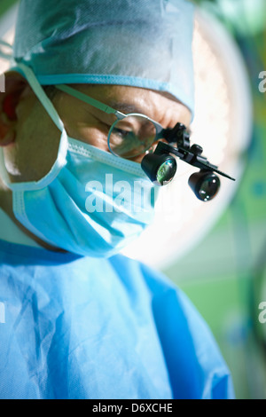 ein Chirurg eine medizinische Schleife eine Brille Stockfoto