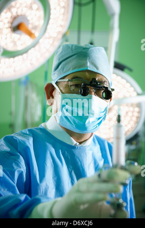 ein Chirurg eine medizinische Schleife eine Brille mit Einspritzung Stockfoto