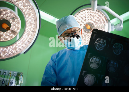 ein Chirurg eine medizinische Schleife eine Brille mit Blick auf X-Ray Bild Stockfoto