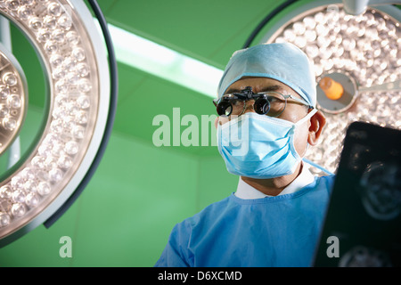 ein Chirurg eine medizinische Schleife eine Brille mit X-Ray Bild Stockfoto