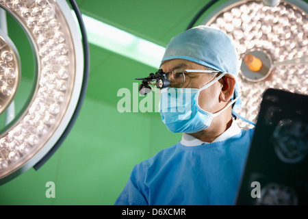 ein Chirurg eine medizinische Schleife eine Brille mit X-Ray Bild Stockfoto