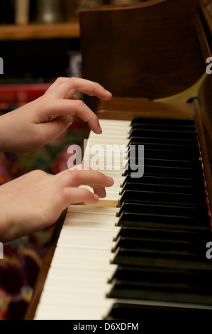 Junge Hände am Klavier-Tastatur Stockfoto