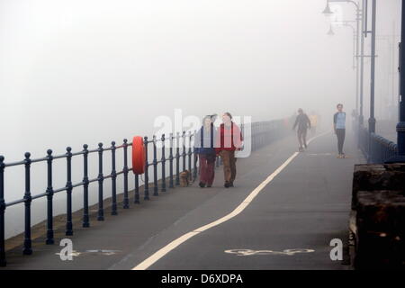 Mumbles, Swansea, Großbritannien. 23. April 2013.  Wanderer auf Mumbles vorne im Nebel.  Eine niedrige Wolke verschieben über Swansea Bucht von Mumbles auf Höhe des Meeresspiegels in Port Talbot, ohne Auswirkung auf den Rest der umliegenden Gebiete in Süd-Wales. Kredit: D Legakis/Alamy Live-Nachrichten Stockfoto