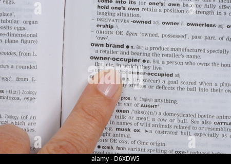 Ein Finger auf Wörter in einem Wörterbuch, England, Vereinigtes Königreich, West-Europa. Stockfoto