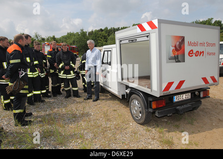 Harrislee, Deutschland, Feuerwehrleute bekommen eine Lektion im Umgang mit Elektroautos Stockfoto