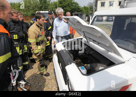 Harrislee, Deutschland, Feuerwehrleute bekommen eine Lektion im Umgang mit Elektroautos Stockfoto