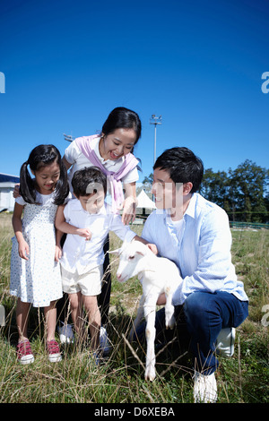Familie mit einer Ziege in einer farm Stockfoto