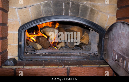 Brennendes Holz in einem Kamin, Finnland Stockfoto