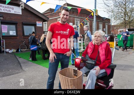 Reading, Berkshire, UK. 24. April 2013. Mobilität Roller Benutzer Cilla sehen, die unebene Bürgersteige geflickt will und Schlaglöcher gefüllt. Ben Knowles von Sustrans hört ihre Bedenken. SUSTRANS beginnen ihre Tasche Orte Projekt in Lesung an der Northumberland Avenue in Whitley.  Das Projekt soll sicherere Nachbarschaften zu fördern, die von allen Menschen, die nicht nur motorisierte Verkehr genutzt werden kann. Bildnachweis: Danny Callcut / Alamy Live News Stockfoto