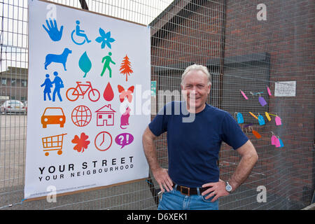 Reading, Berkshire, UK. 24. April 2013. John Ord, strebt die lokalen Vertreter der Big Lottery Fund (groß) große lokale Programm zu verstehen, dass Anwohner Ansichten wie die £ 1 Million für die Whitley Nachbarschaft des Lesens vergeben ausgegeben werden sollte. SUSTRANS beginnen ihre Tasche Orte Projekt in Lesung an der Northumberland Avenue in Whitley.  Das Projekt soll sicherere Nachbarschaften zu fördern, die von allen Menschen, die nicht nur motorisierte Verkehr genutzt werden kann. Bildnachweis: Danny Callcut / Alamy Live News Stockfoto