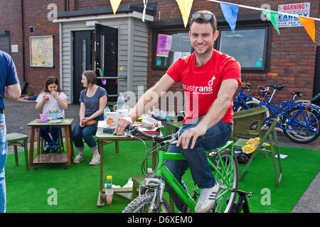 Ben Knowles von sustrans Tests ein Fahrrad-smoothie Maschine. Hannah Padgett (sustrans Project Officer) und einem lokalen Schülerin eines der smoothies genießen. Sustrans beginnen ihre Tasche stellen Projekt im Lesen auf der Northumberland Avenue in Whitley. Ziel des Projekts ist die sicherere Nachbarschaften, die von allen Menschen nicht nur den motorisierten Verkehr gemeinsam genutzt werden können, zu fördern. Credit: Danny Callcut/Alamy leben Nachrichten Stockfoto