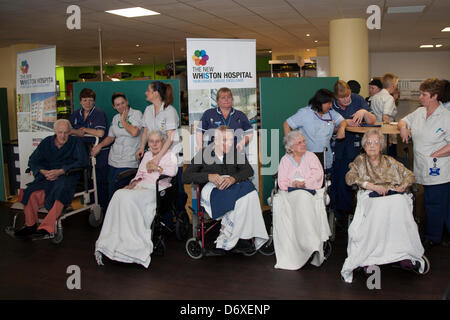 Sophie, Gräfin von Wessex GCVO, DStJ, bei der Enthüllung einer Gedenktafel bei der offiziellen Eröffnung des New Whiston Multi-Million Pfund Hospital, eines der größten Akutkrankenhäuser in Merseyside. Die Abteilung für Plastische Chirurgie am Whiston Hospital bietet Patienten aus Merseyside, Cheshire, Nordwales und der Isle of man erstklassige Versorgung. Stockfoto