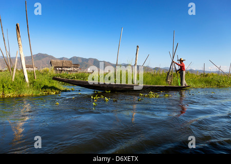 Täglichen Transport auf dem Rücken-Wasser des Lake Inle, Myanmar 9 Stockfoto