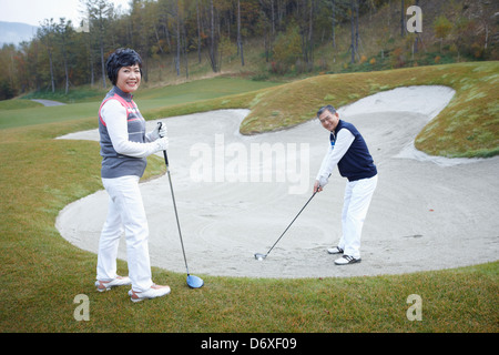 ein paar Golfen auf dem Golfplatz Stockfoto