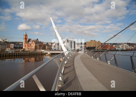 Die Friedensbrücke Derry Londonderry Nordirland Vereinigtes Königreich Stockfoto