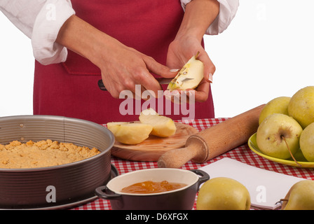 Weibliche Hände schneiden Äpfel während der Vorbereitung eines Kuchens Stockfoto