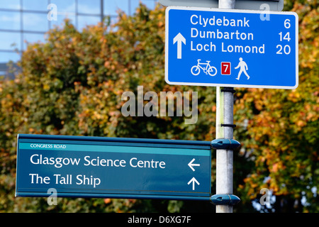 Wegweiser für Fußgänger und Radfahrer zum Science Center, Tall Ship, Loch Lomond, Clydebank und Dumbarton im Herbst, Glasgow, Schottland Stockfoto