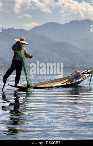 Fischer Bein Rudern und wirft seine Netze am Inle See, Myanmar 3 Stockfoto