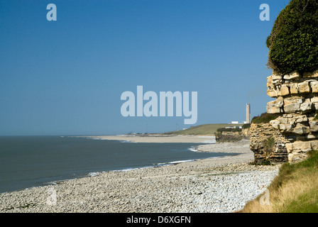 Meer und Klippen mit Aberthaw Power Station in der Ferne Fontygary Vale von Glamorgan-Süd-wales Stockfoto