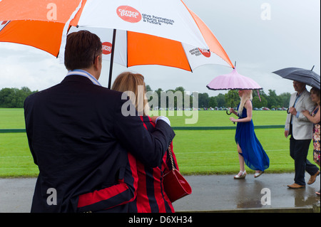 Zuschauer in Regen, Polospiel Stockfoto