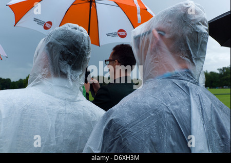 Zuschauer in Regen, Polospiel Stockfoto