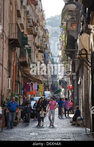 Entlang einer schmalen, Leben gefüllt Straße in die Quartieri Spagnoli in Neapel, Italien. Stockfoto