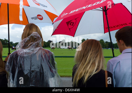 Zuschauer in Regen, Polospiel Stockfoto