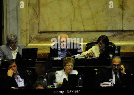 Buenos Aires, Argentinien. 24. April 2013. Die Unterkammer beginnt die Diskussion über sechs Rechnungen eingereicht im Kongress von der Regierung, der direkten öffentlichen Wahl der Richter und Mitglieder des Magistrates Rat, Fristen für Gericht einstweilige Verfügungen, Einrichtung von Aufnahmeprüfungen für gerichtliche Kandidaten und die Schaffung von drei Berufungsgerichten gefordert. (Bild Kredit: Kredit: Patricio Murphy/ZUMAPRESS.com/Alamy Live-Nachrichten) Stockfoto