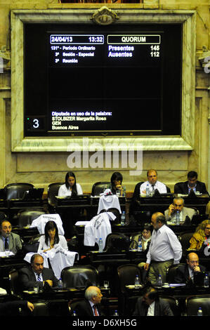 Buenos Aires, Argentinien. 24. April 2013. Die Unterkammer beginnt die Diskussion über sechs Rechnungen eingereicht im Kongress von der Regierung, der direkten öffentlichen Wahl der Richter und Mitglieder des Magistrates Rat, Fristen für Gericht einstweilige Verfügungen, Einrichtung von Aufnahmeprüfungen für gerichtliche Kandidaten und die Schaffung von drei Berufungsgerichten gefordert. (Bild Kredit: Kredit: Patricio Murphy/ZUMAPRESS.com/Alamy Live-Nachrichten) Stockfoto