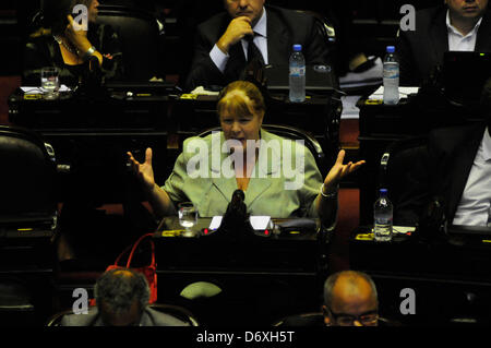 Buenos Aires, Argentinien. 24. April 2013. Die Unterkammer beginnt die Diskussion über sechs Rechnungen eingereicht im Kongress von der Regierung, der direkten öffentlichen Wahl der Richter und Mitglieder des Magistrates Rat, Fristen für Gericht einstweilige Verfügungen, Einrichtung von Aufnahmeprüfungen für gerichtliche Kandidaten und die Schaffung von drei Berufungsgerichten gefordert. (Bild Kredit: Kredit: Patricio Murphy/ZUMAPRESS.com/Alamy Live-Nachrichten) Stockfoto