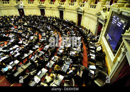 Buenos Aires, Argentinien. 24. April 2013. Die Unterkammer beginnt die Diskussion über sechs Rechnungen eingereicht im Kongress von der Regierung, der direkten öffentlichen Wahl der Richter und Mitglieder des Magistrates Rat, Fristen für Gericht einstweilige Verfügungen, Einrichtung von Aufnahmeprüfungen für gerichtliche Kandidaten und die Schaffung von drei Berufungsgerichten gefordert. (Bild Kredit: Kredit: Patricio Murphy/ZUMAPRESS.com/Alamy Live-Nachrichten) Stockfoto