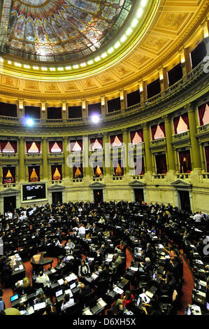 Buenos Aires, Argentinien. 24. April 2013. Die Unterkammer beginnt die Diskussion über sechs Rechnungen eingereicht im Kongress von der Regierung, der direkten öffentlichen Wahl der Richter und Mitglieder des Magistrates Rat, Fristen für Gericht einstweilige Verfügungen, Einrichtung von Aufnahmeprüfungen für gerichtliche Kandidaten und die Schaffung von drei Berufungsgerichten gefordert. (Bild Kredit: Kredit: Patricio Murphy/ZUMAPRESS.com/Alamy Live-Nachrichten) Stockfoto