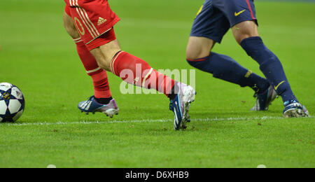 Beine von Fußballspielern sind während das Hinspiel der UEFA Champions League-Halbfinale zwischen Bayern München und FC Barcelona im Allianz Arena in München, 23. April 2013 abgebildet. Foto: Peter Kneffel Stockfoto