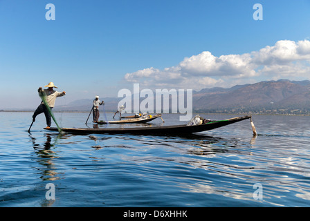 Drei Fischerboote in einer Linie am Inle See, Myanmar Stockfoto